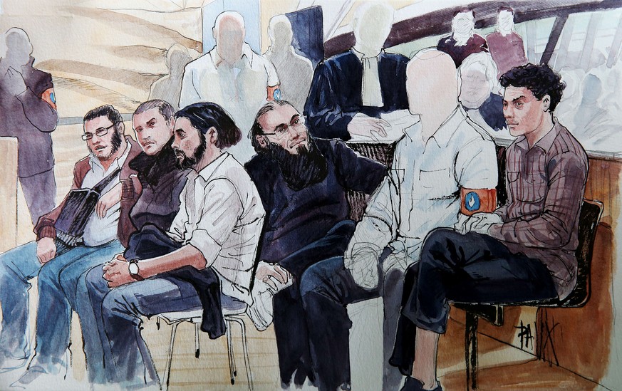 Eine Gerichtszeichung vom 1. Tag der Verhandlungen am 29. September 2014 zeigt Jejoen Bontinck (dritter von links) und Fouad Belkacem (vierter von links).