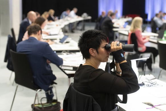 Nationalraetin Sandra Sollberger, SVP-BL, am ersten Tag der ausserordentlichen Session der Eidgenoessischen Raete zur Corona-Krise, am Montag, 4. Mai 2020, im Nationalrat in einer Ausstellungshalle de ...