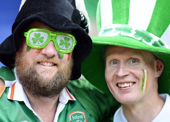 epa05391848 Irish fans smile before the UEFA EURO 2016 round of 16 match between France and Ireland at Stade de Lyon in Lyon, France, 26 June 2016.

(RESTRICTIONS APPLY: For editorial news reporting purposes only. Not used for commercial or marketing purposes without prior written approval of UEFA. Images must appear as still images and must not emulate match action video footage. Photographs published in online publications (whether via the Internet or otherwise) shall have an interval of at least 20 seconds between the posting.)  EPA/CJ GUNTHER   EDITORIAL USE ONLY