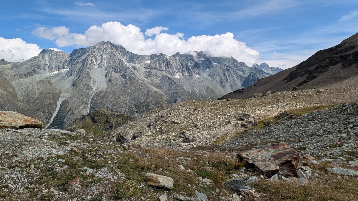 Wanderer-stirbt-nach-Sturz-im-Oberwallis-im-Spital