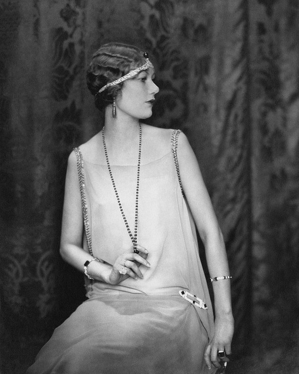 Vogue 1924: Alden Gay behängt mit Smaragden, Perlen, Diamanten und Saphiren.