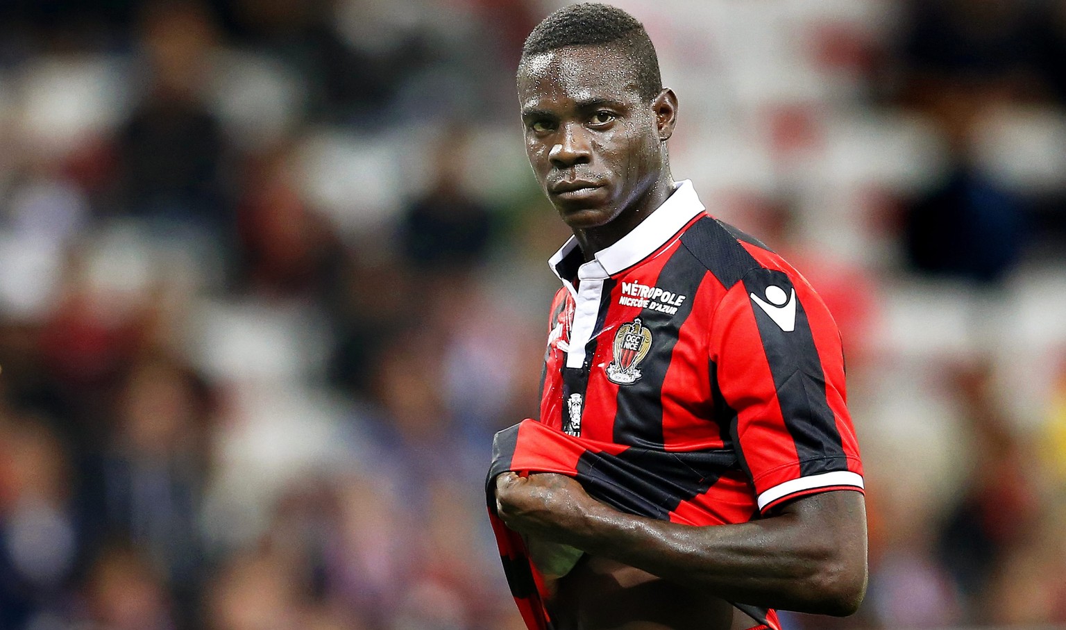 epa05550917 Mario Balotelli of Nice reacts during the French Ligue 1 soccer match between OGC Nice and AS Monaco in Nice, France, 21 September 2016. EPA/SEBASTIEN NOGIER