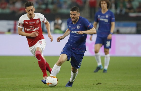 epa07610957 Mesut Oezil (L) of Arsenal in action against Mateo Kovacic (C) of Chelsea during the UEFA Europa League final between Chelsea FC and Arsenal FC at the Olympic Stadium in Baku, Azerbaijan,  ...