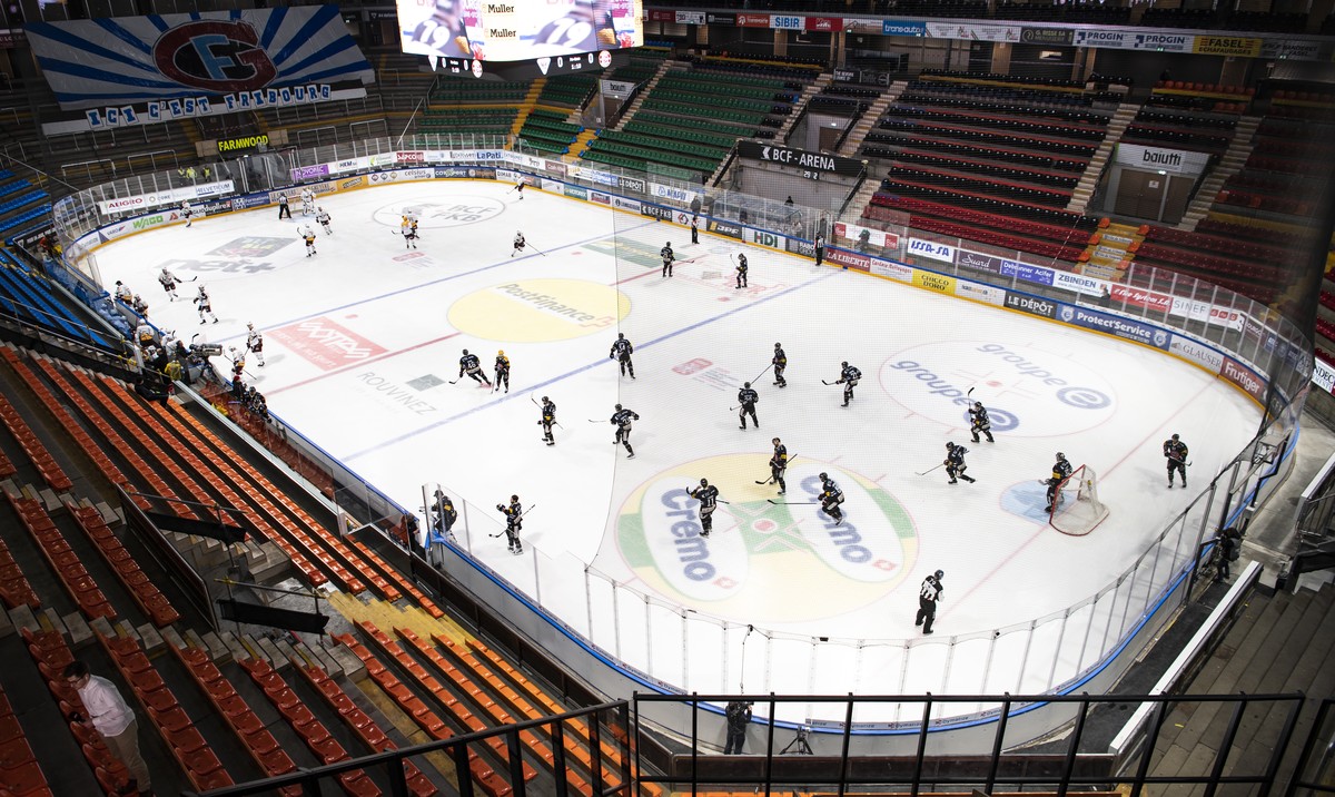 ARCHIVBILD ZU DEN MOEGLICHEN SZENARIEN IM SCHWEIZER EISHOCKEY --- Les joueurs fribourgeois et genevois s'affrontent dans une patinoire vide suite aux mesures prises par le Conseil Federal en rais ...
