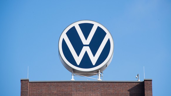 ARCHIV - 11.08.2021, Niedersachsen, Wolfsburg: Das VW-Logo auf dem Markenhochhaus von Volkswagen auf dem Gel