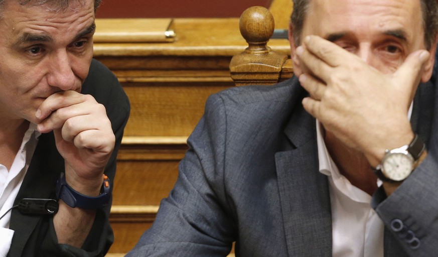 Fast keine Spur von Müdigkeit: Der griechische Wirtschaftsminister Giorgos Stathakis (rechts) und Finanzminister Euklid Tsakalotos am frühen Morgen im Parlament.