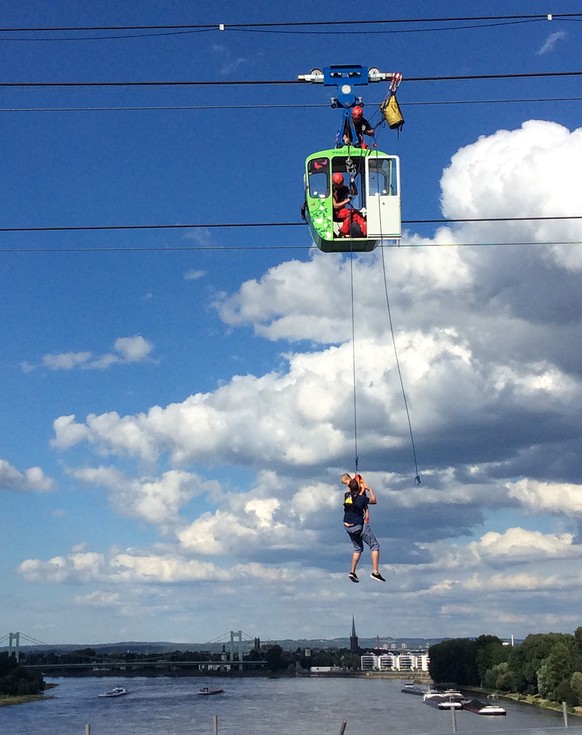 Hoehenretter der Feuerwehr bergen am 30.07.2017 in Koeln Menschen aus Gondeln der Seilbahn. Eine Gondel der ueber den Rhein fuehrenden Koelner Seilbahn hat sich am Sonntag an einer Seilbahnstuetze ver ...