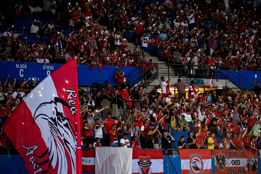 epa09999611 Spectators cheer while the kick off is delayed due to a power cut prior to the UEFA Nations League soccer match between Austria and Denmark in Vienna, Austria, 06 June 2022. EPA/CHRISTIAN  ...