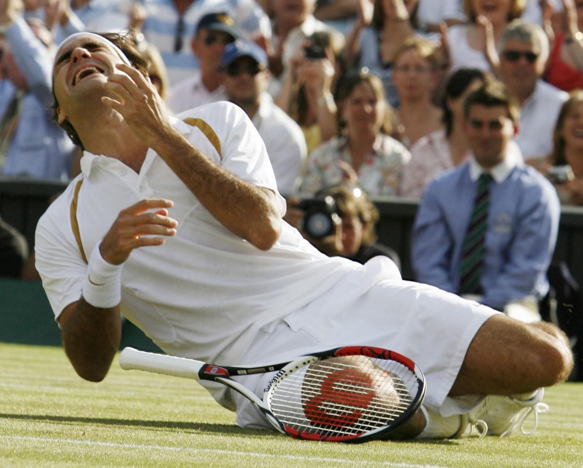 JAHRESRUECKBLICK 2007 - SPORT - GROSSBRITANNIEN TENNIS ROGER FEDERER GEWINNT WIMBLEDON: Switzerland's Roger Federer falls to the ground, as he defeats Rafael Nadal to win his fifth consecutive Me ...