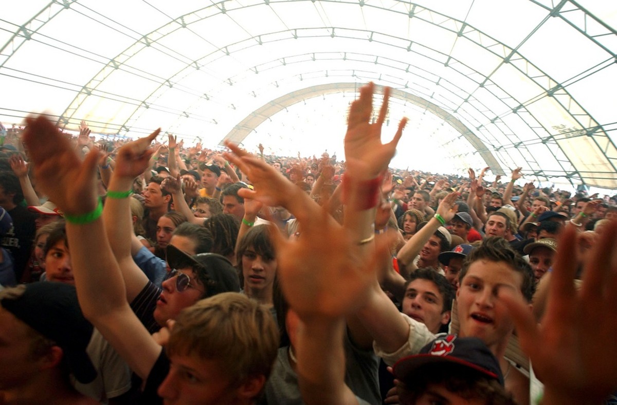 Das Publikum ist begeister am Konzert der Rap Band "Beginner" am Open Air Frauenfeld, am Samstag, 26. Juni 2004 in Fauenfeld. (KEYSTONE/Dorothea Mueller)