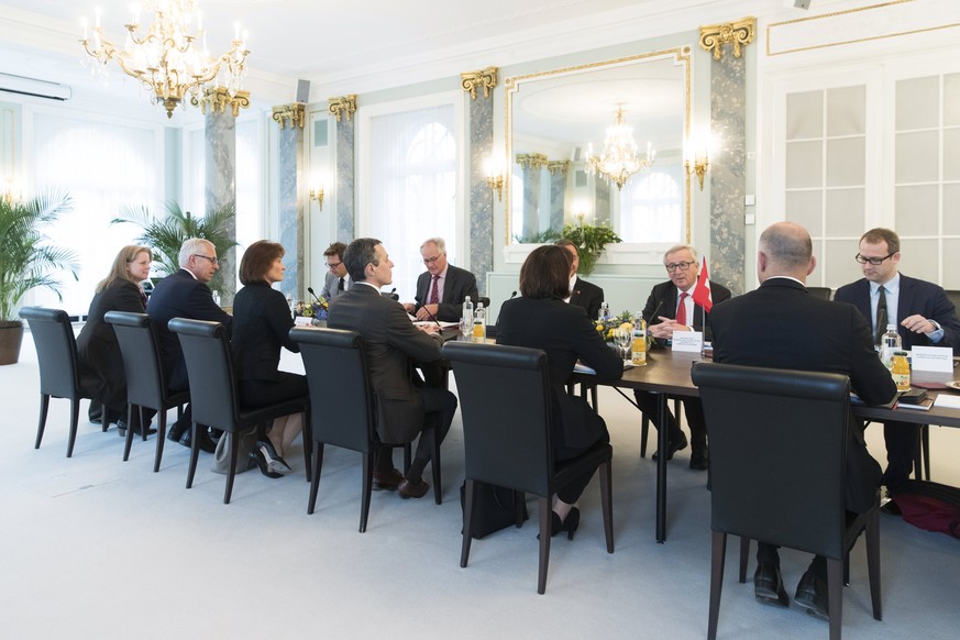 epa06345285 Swiss Federal President Doris Leuthard (4-R), talks next to Federal Councillor Alain Berset (2-R) and Federal Councillor Ignazio Cassis (5-R), to European Commission President Jean-Claude  ...