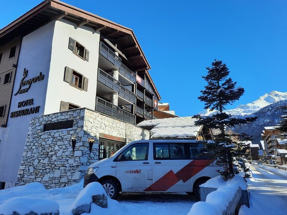Das Hotel La Savoyarde, seit Jahren das Quartier der Schweizer Skifahrer in Val d'Isère. Die Strasse davor ist menschenleer.
