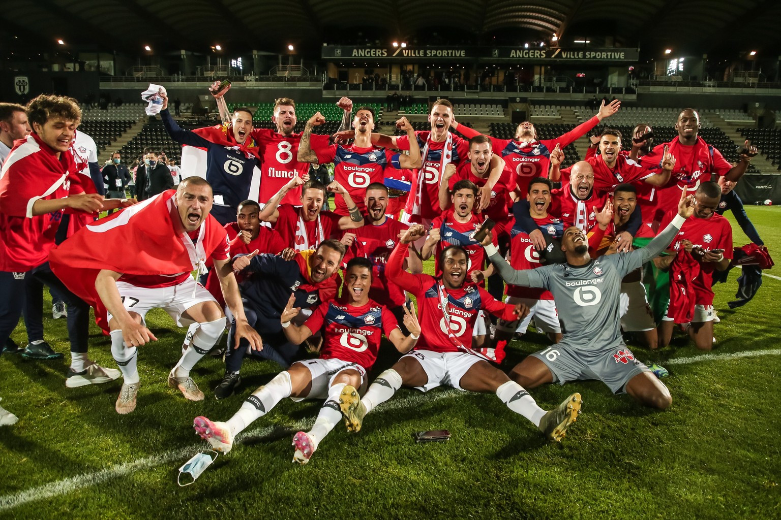 epa09224562 Lille OSC players celebrate winning the French Ligue 1 soccer match between Angers SCO and Lille OSC and taking the Ligue 1 champion title, in Angers, France, 23 May 2021 (issued 24 May 20 ...