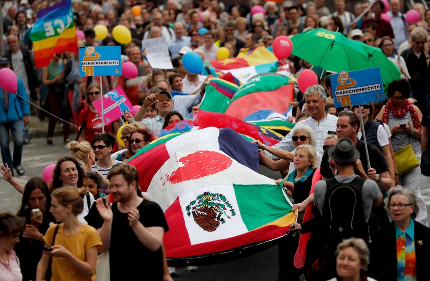 epa06075909 Protesters march in the &#039;Hamburg shows attitude&#039; demonstration during the G-20 summit in Hamburg, Germany, 08 July 2017. The G20 Summit (or G-20 or Group of Twenty) is an interna ...