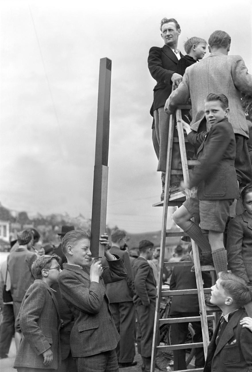 Ein kleiner Zuerihegel beobachtet mit einem Periskop von draussen das Freundschaftsspiel der Schweizer Nationalmannschaft gegen England in Zuerich, am 18. Mai 1947. (KEYSTONE/PHOTOPRESS-ARCHIV/Str)