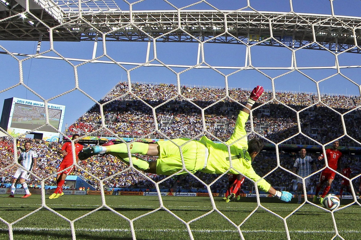 So werden wir Diego benaglio nie wieder sehen: Flugeinlage im Nati-Trikot gegen argentinien.