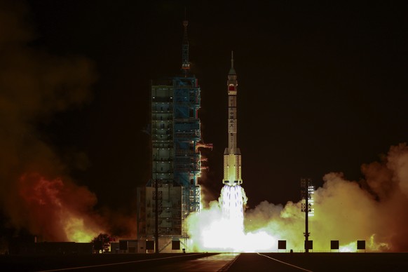 epa12495893 The Shenzhou-21 space mission carried by the Long March 2F rocket launches at the Jiuquan Satellite Launch Center, near Jiuquan, China, 31 October 2025. EPA/WU HAO