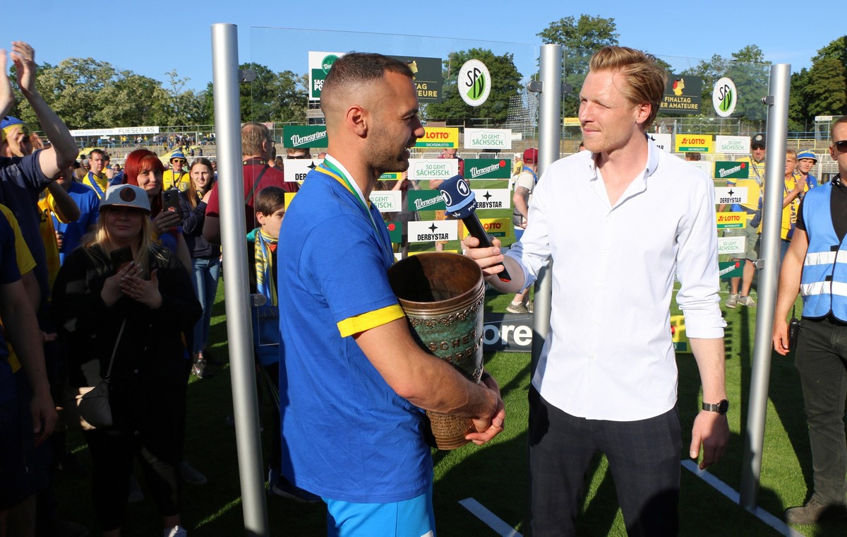 3.6.2023: Leipzig: Bruno-Plache-Stadion: Sachsenpokal-Finale: Djamal Ziane 1. FC Lok Leipzig Toni Mielke ARD-Sportschau *** 3 6 2023 Leipzig Bruno Plache Stadium Saxony Cup Final Djamal Ziane 1 FC Lok ...