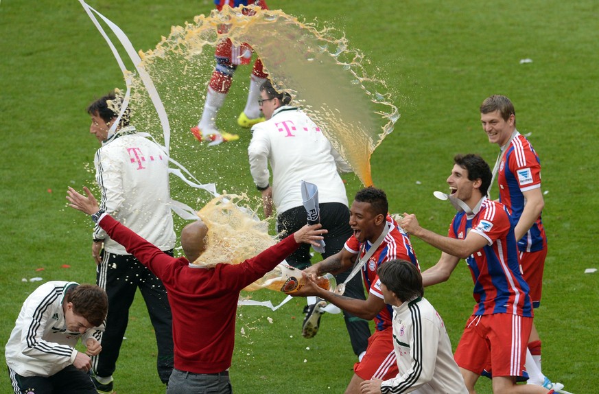 Was für ein Bild: Pep Guardiola wartet darauf, dass ihn Jerome Boateng mit Weissbier duscht.