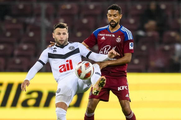 L&#039;attaquant luganais Renato Steffen, gauche, lutte pour le ballon avec le defenseur genevois Gael Clichy, droite, lors de la rencontre de football de Super League entre Geneve Servette FC et FC L ...