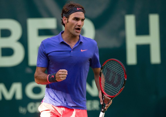 epa04801301 Swiss Roger Federer celebrates a point against Germany&#039;s Philipp Kohlschreiber during their first round match for the ATP tournament inÂ Halle/Westfalen, Germany, 15 June 2015. EPA/MA ...