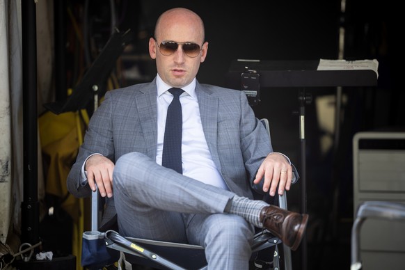 epa12355625 White House Deputy Chief of Staff Stephen Miller waits to give a television interview outside the White House in Washington, DC, USA, 05 September 2025. EPA/FRANCIS CHUNG / POOL