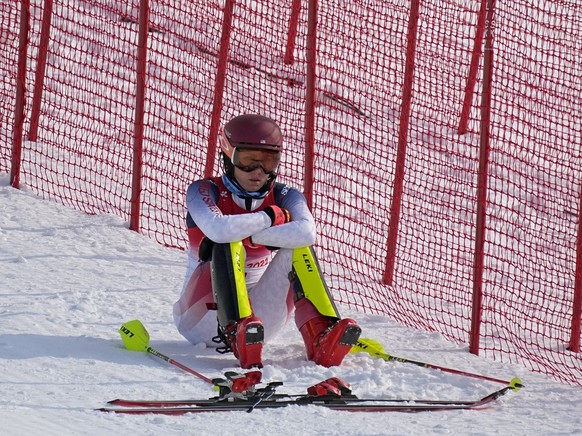 Mikaela Shiffrin, of the United States sits on the side of the course after skiing out in the first run of the women&#039;s slalom at the 2022 Winter Olympics, Wednesday, Feb. 9, 2022, in the Yanqing  ...