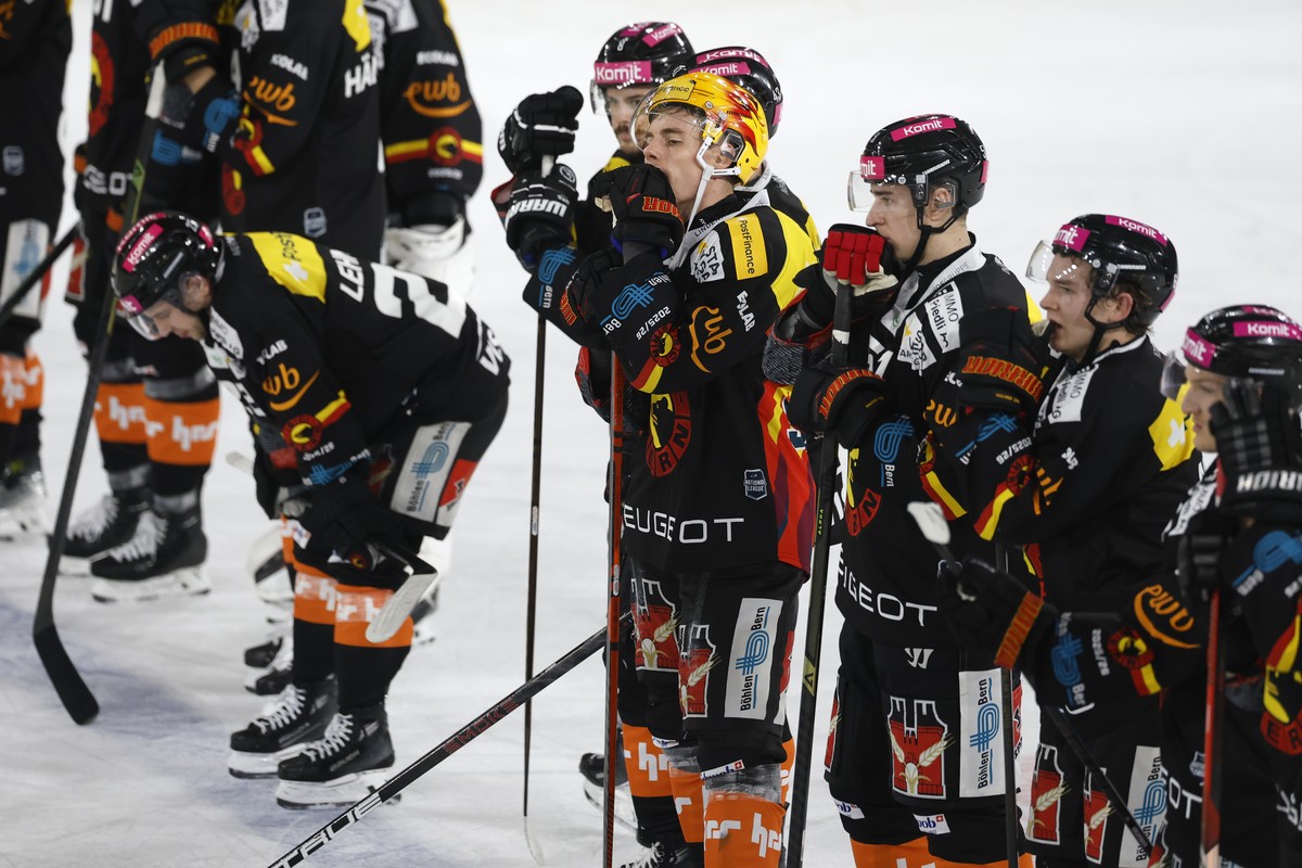 Der enttaeuschte PostFinance Top Scorer Waltteri Merelae (SCB) und seine Teamkollegen nach der Niederlage im Eishockey Meisterschaftsspiel der National League zwischen dem SC Bern und dem HC Fribourg  ...
