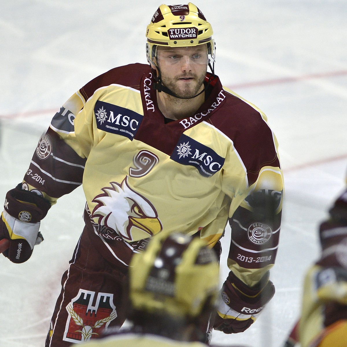 Der Genfer Jurai Simek feiert seinen Treffer zum 1:0 in der Eishockey National League A Partie zwischen dem SC Bern und Geneve-Servette HC, am Samstag 4. Januar 2014, in der PostFinance Arena in Bern. ...