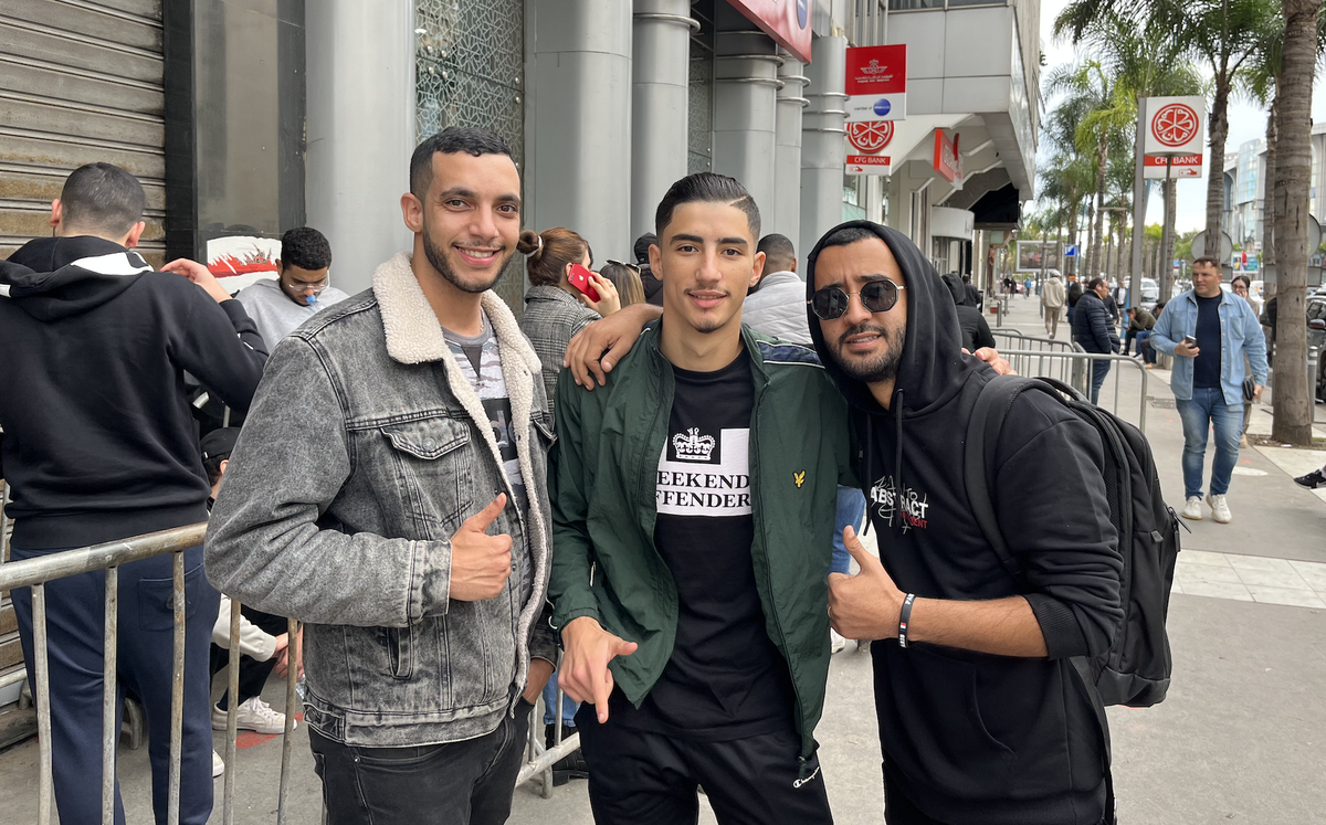 Zakaria, Yassine et Salim (de gauche à droite) ont attendu pendant des heures devant l'agence de Royal Air Maroc pour obtenir un billet d'avion pour le Qatar.