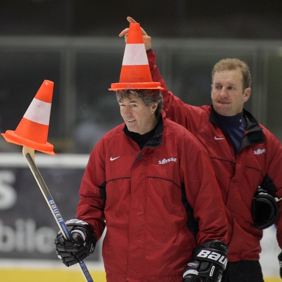 Sport Natitrainer Ralph Krueger, rechts, setzt seinem Assistenztrainer Jakob Koelliker, vorne, waehrend dem Training der Eishockey Nationalmannschaft am Donnerstag, 22. April 2004, in Bratislava, eine ...