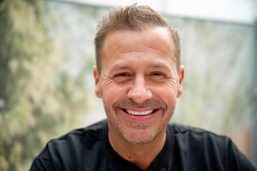 ARCHIV - 16.04.2021, Nordrhein-Westfalen, Frechen: Schauspieler und Reality-Star Willi Herren schaut bei der Er�ffnung von &quot;Willi Herren�s Rievkooche Bud&quot; in die Kamera. Der Schauspieler und ...