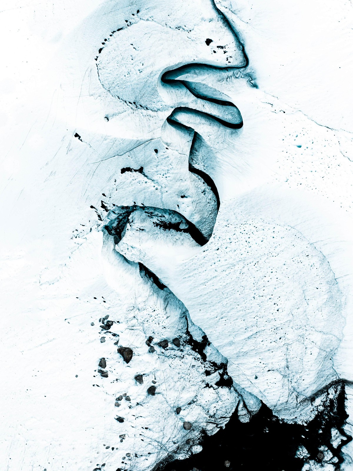 in der Fotoserie "Fleeting Glaciers" hat der 23-jährige Niklas Eschenmoser die Schweizer Gletscherwelt abgelichtet.