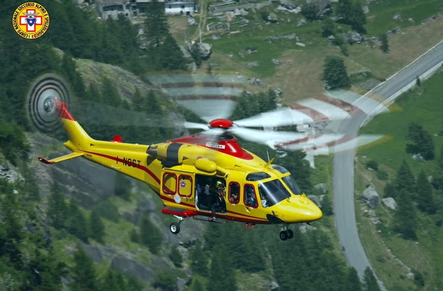 epa05530790 A handout image released by the Italian Alpine Resuce shows a helicopter of the Italian Alpine Rescue deployed in an evacuation of people stuck in cable carsat Mont Blanc mountain, French- ...