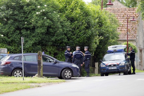 Polizisten vor dem Haus des getöteten Bürgermeisters.