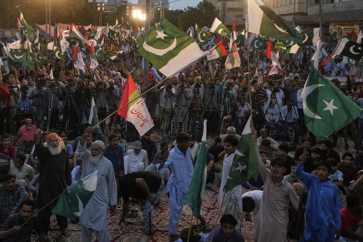 Supporters of Muttahida Qaumi Movement Pakistan party participate in a rally to condemn Indian missile strikes in Pakistani areas, in Karachi, Pakistan, Thursday, May 8, 2025. (AP Photo/Fareed Khan)