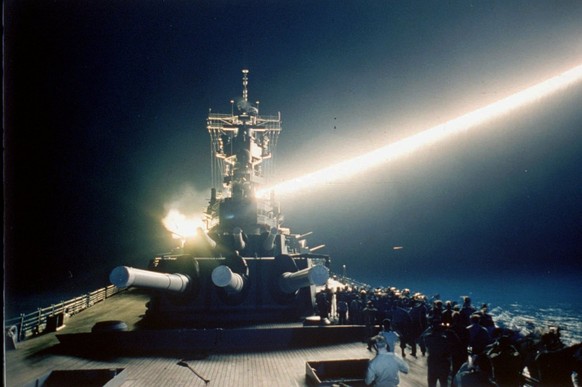 A Tomahawk cruise missile lights up the night sky as it is fired from the USS Wisconsin during the Gulf war in January 1991. (KEYSTONE/AP Photo/John McCutcheon)