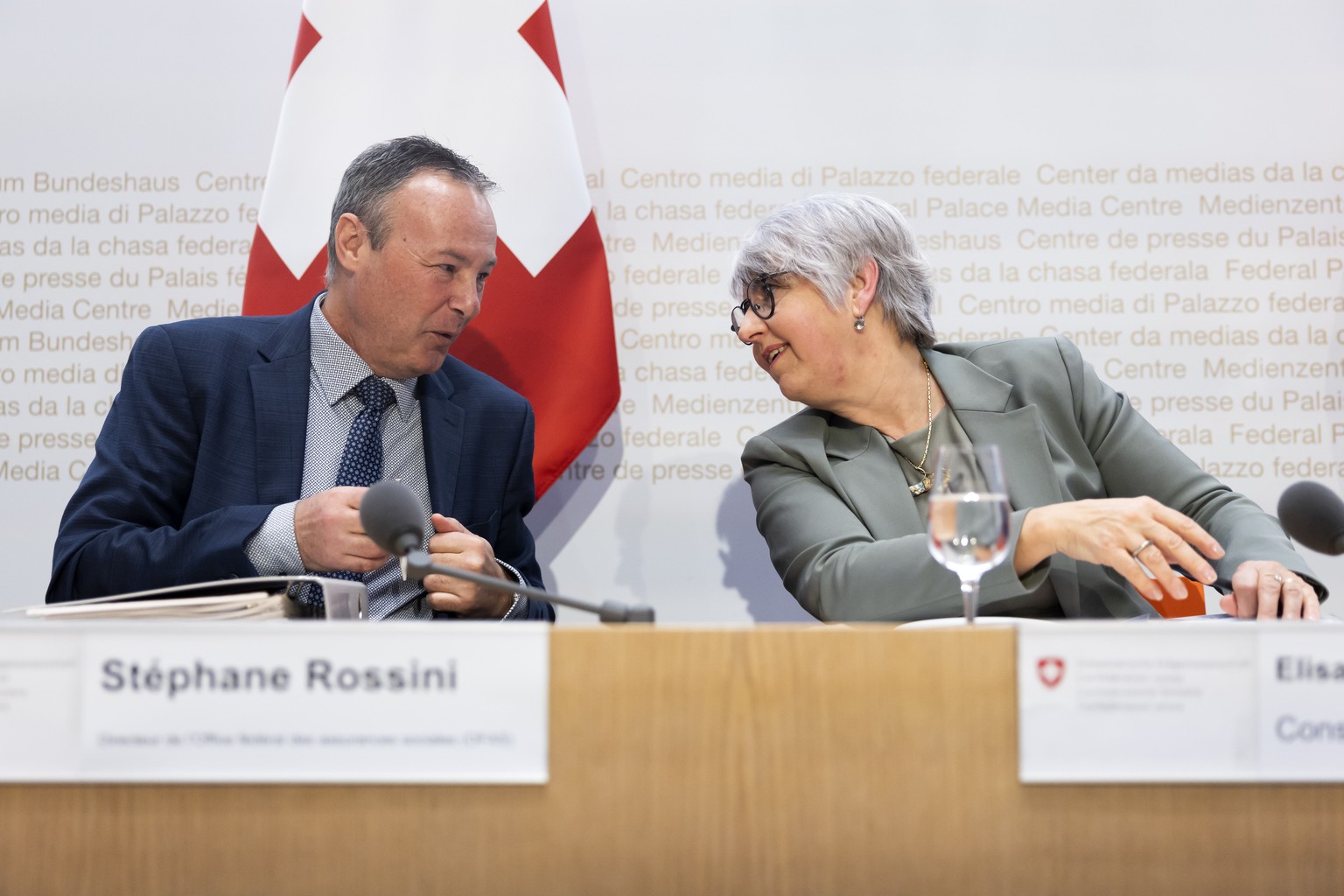 Bundesraetin Elisabeth Baume-Schneider, rechts, und Stephane Rossini, Direktor des Bundesamts fuer Sozialversicherungen (BSV) unterhalten sich am Ende einer Medienkonferenz zu den Volksinitiativen &qu ...