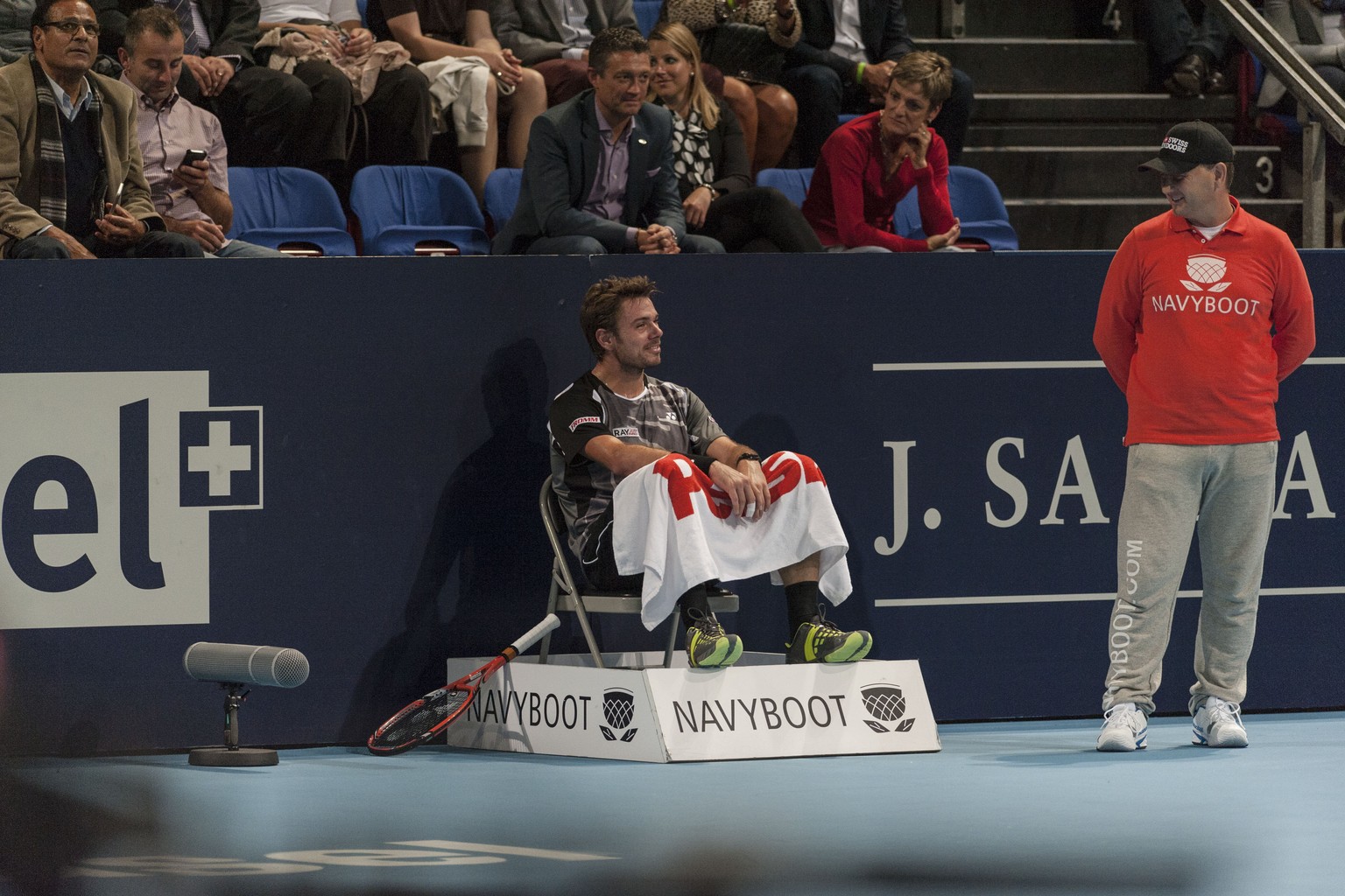 In Basel stürmt es so arg, dass die Hallenbeleuchtung an den Swiss Indors Schaden genommen hat. Wawrinka musste seine Sartpartie für eine gute Viertelstunde unterbrechen. Sieht gemütlich aus!