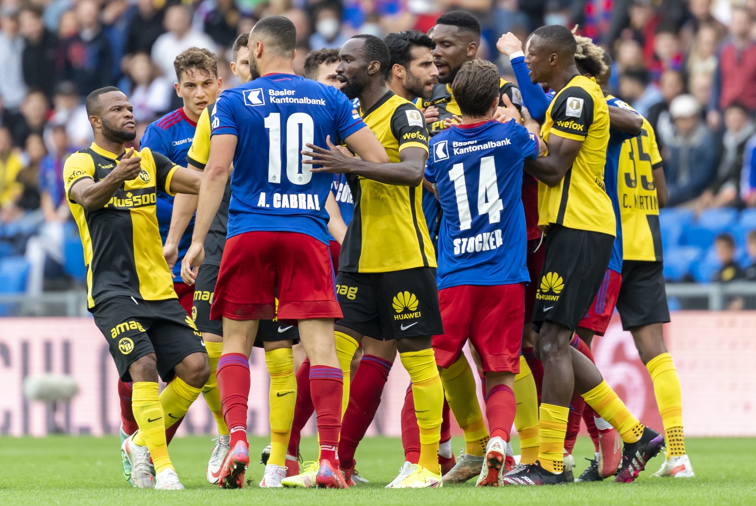 Erhitzte Gemueter im Fussball Meisterschaftsspiel der Super League zwischen dem FC Basel 1893 und dem BSC Young Boys im Stadion St. Jakob-Park in Basel, am Sonntag, 29. August 2021. (KEYSTONE/Georgios ...