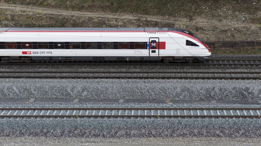 ARCHIV - ZU DEN THEMEN AN DER SOMMERSESSION DER EIDGENOESSISCHEN RAETE AM DIENSTAG, 11. JUNI 2019, STELLEN WIR IHNEN FOLGENDES BILDMATERIAL ZUR VERFUEGUNG - Eine EC-Zug unterwegs auf dem SBB Streckena ...