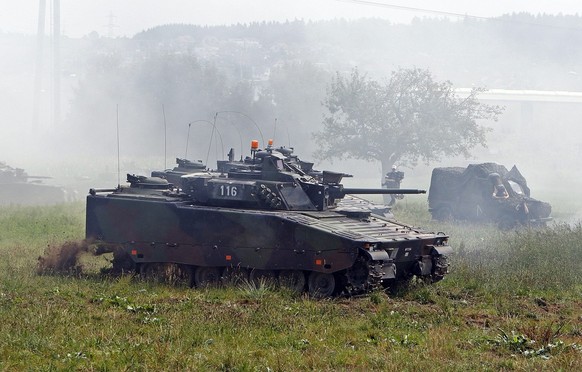 Ein getroffenes Fahrzeug, rechts: der Angreifer auf das Atomkraftwerk (AKW) Goesgen ist umstellt von zwei Panzern der Verteidigungstruppe im Rahmen der militaerischen Truppenuebung PROTECTOR in Goesge ...