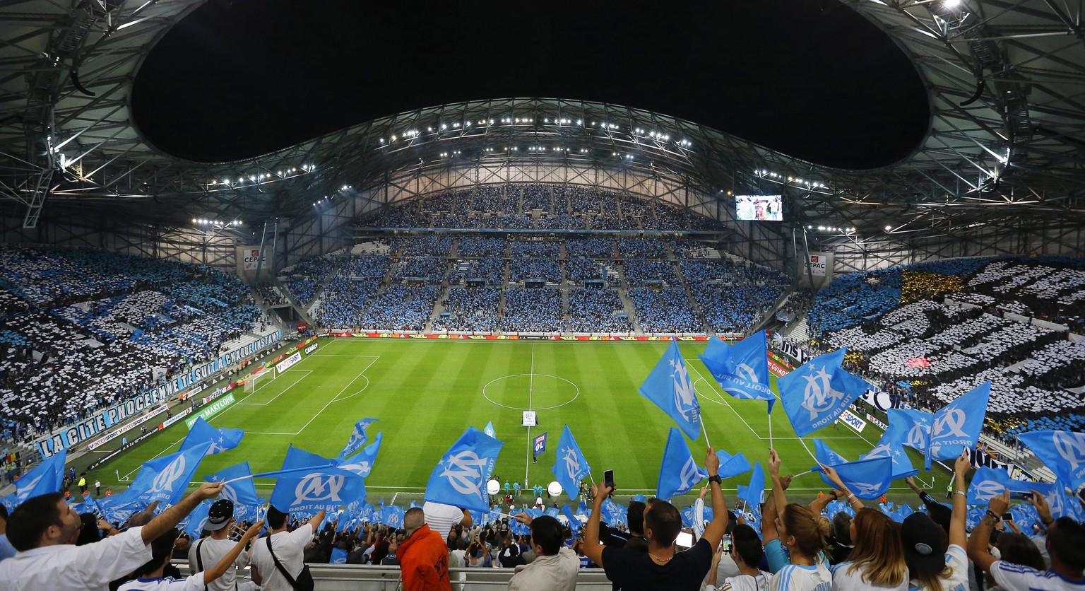 epa05270103 Picture taken on 20 September 2015 of an interior view of the Stade Velodrome in Marseille, southern France, during the French Ligue 1 soccer match between Olympique Marseille and Olympiqu ...