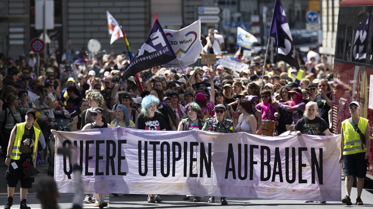 Hunderte-Personen-demonstrieren-am-Berner-Christopher-Street-Day