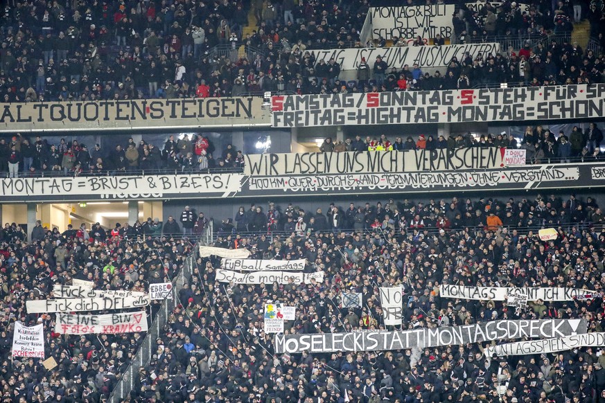 epa06543937 Frankfurt soccer fans react before the German Bundesliga soccer match between Eintracht Frankfurt and RB Leipzig in Frankfurt Main, Germany, 19 February 2018. EPA/ARMANDO BABANI EMBARGO CO ...