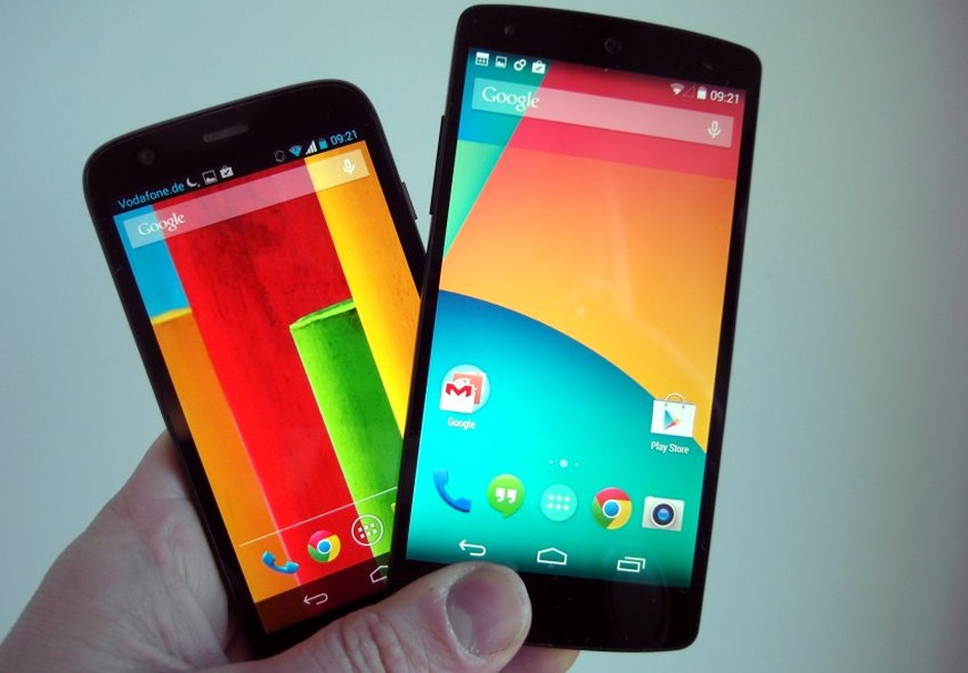 Googles Nexus-5-Geräte (r.) sollen das Update ab jetzt aufgespielt bekommen, Besitzer von Motorolas Moto G müssen noch etwas warten.&nbsp;