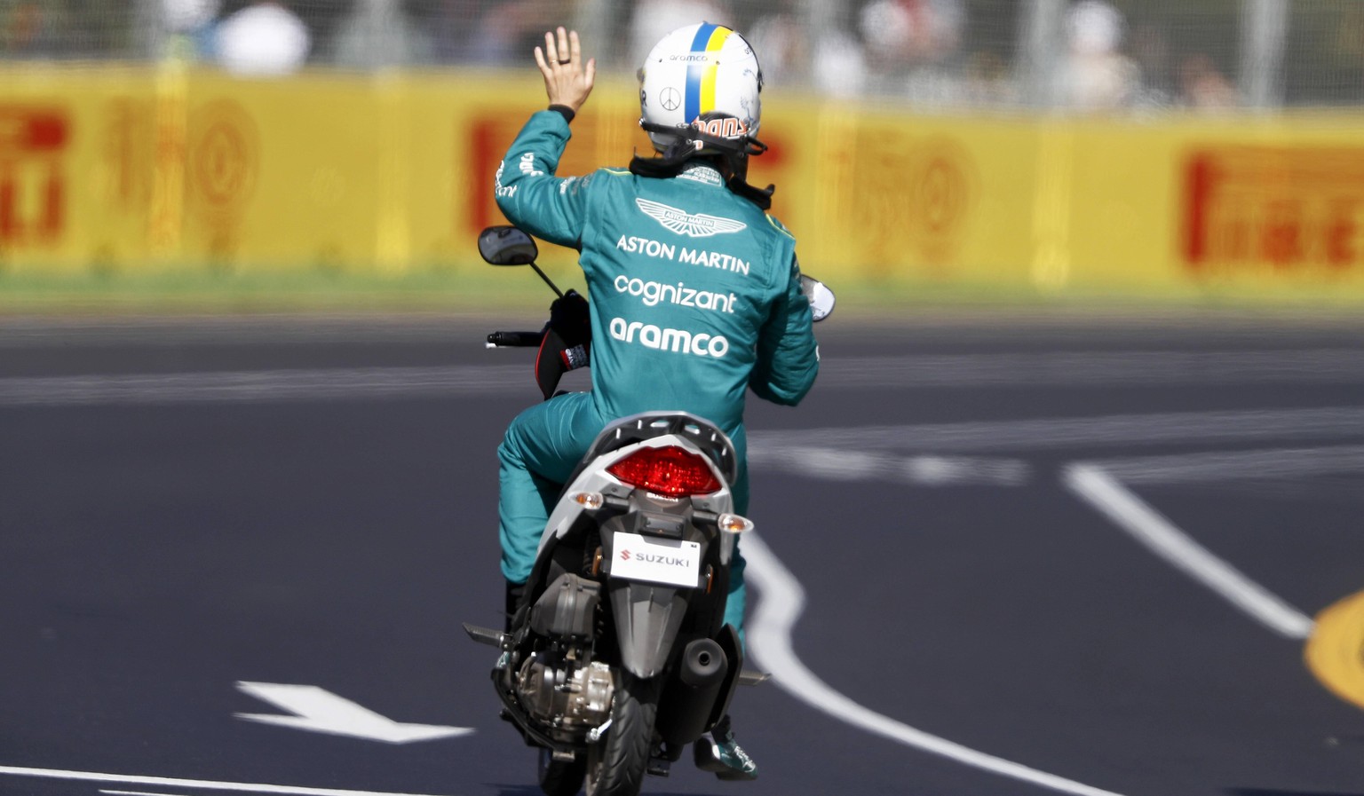 Mit «Ukraine-Helm» auf dem Motorroller – Vettel sorgt auf und neben der Strecke für Aufsehen.