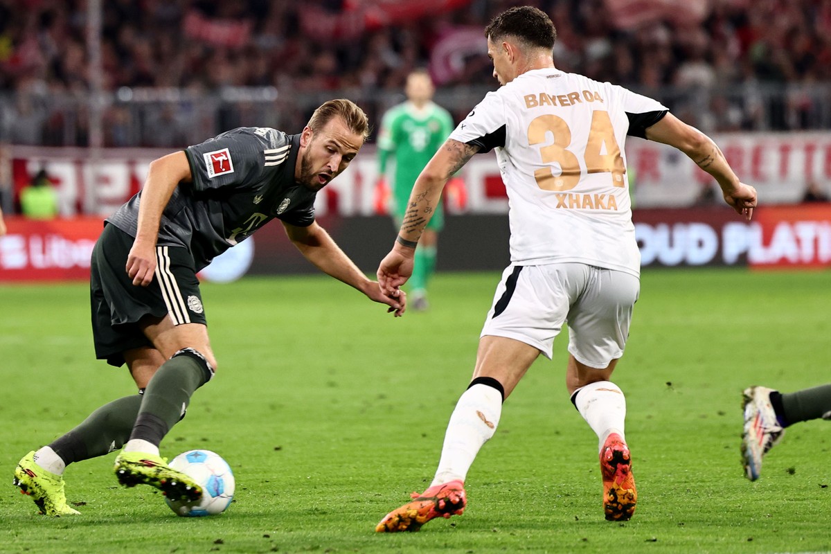 epa11630885 Harry Kane of Munich (L) in action against Granit Xhaka of Leverkusen (R) during the German Bundesliga soccer match between Bayern Munich and Bayer 04 Leverkusen in Munich, Germany, 28 Sep ...