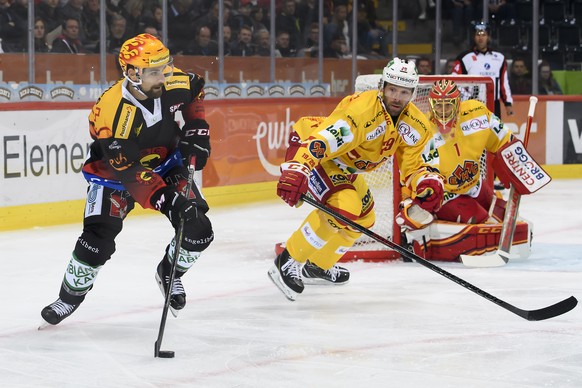 Berns Topscorer Berns Mark Arcobello, links, und Biels Beat Forster, Mitte, kaempfen um den Puck an der Seite von Biels Goalie Jonas Hiller, rechts, beim Eishockey Meisterschaftsspiel der National Lea ...