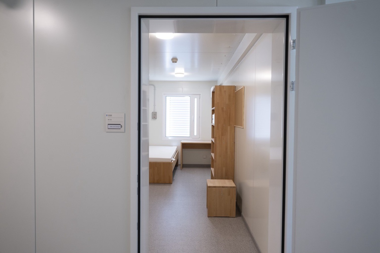 Ein Einzelzimmer in der Container Wohnsiedlung im neuen Erweiterungstrakt des Freien Straffvollzug Wauwilermoos, anlaesslich eines Medienanlass zum Justizvollzug im Kanton Luzern, im Gefaengniss oder  ...